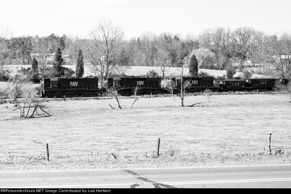 N&W 1564 leads a bbevy of 6-ax;es down the Winston-Salem Southbound